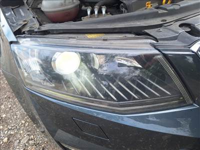 Skoda Octavia III 5E2 941 016 B jobb xenon fényszóró 