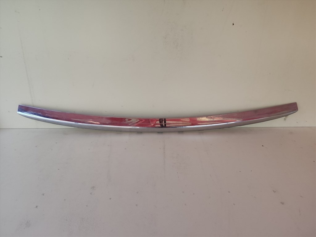 189610 Lancia Delta 2008-2014 hátsó lökhárító díszléc, a képen látható sérüléssel 735453413 1. kép