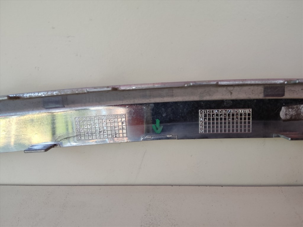 189610 Lancia Delta 2008-2014 hátsó lökhárító díszléc, a képen látható sérüléssel 735453413 3. kép