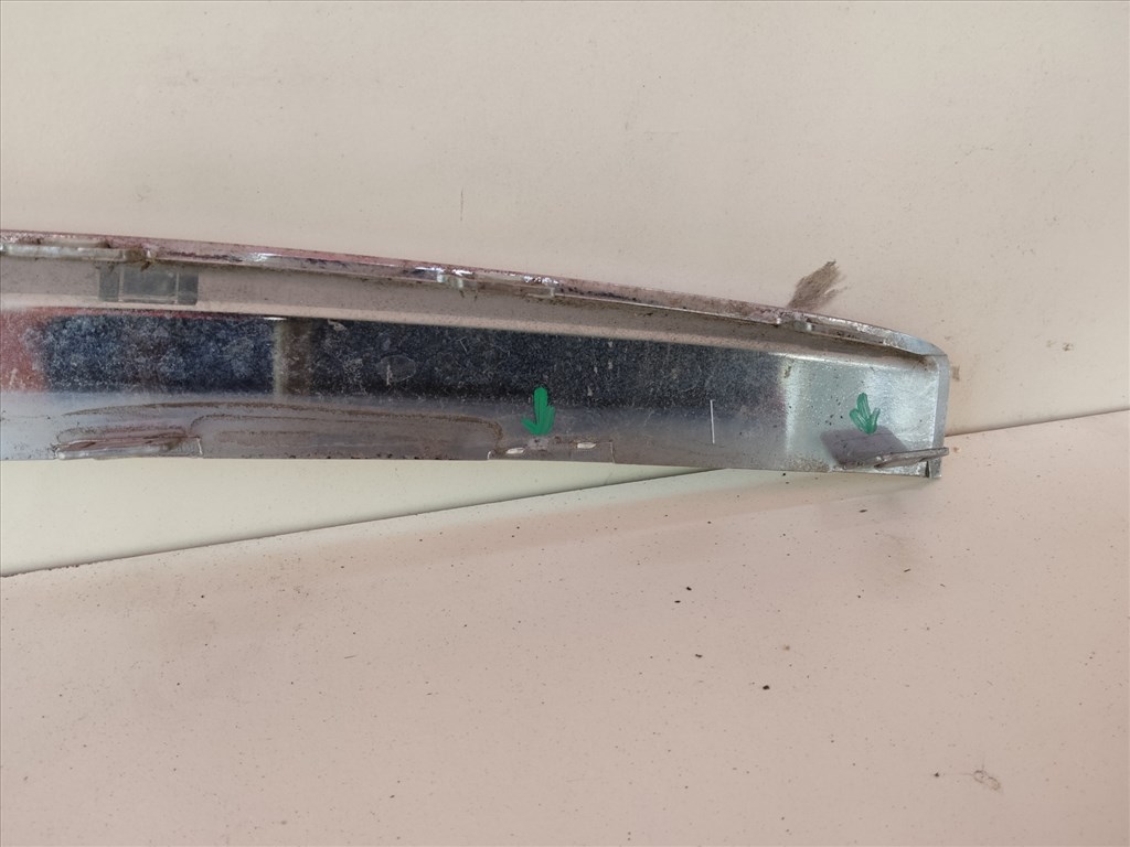 189610 Lancia Delta 2008-2014 hátsó lökhárító díszléc, a képen látható sérüléssel 735453413 4. kép