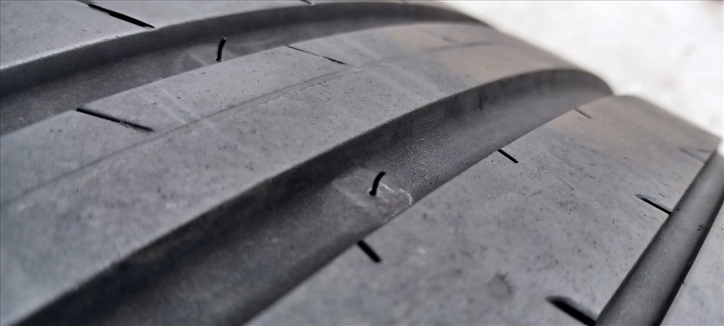 Yokohama Advan Sport V107 235/50 R19 nyári gumik 4db 2. kép