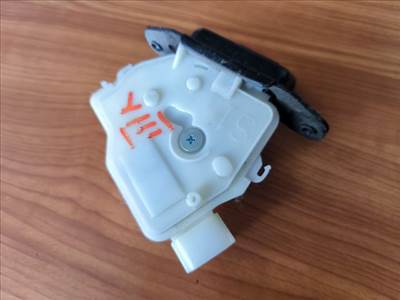 Toyota Yaris (XP130/XP150) csomagtérajtó zárszerkezet 