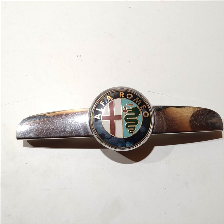 199048 Alfa Romeo 159 2005-2011 első embléma, embléma tartó a képen látható állapotban 60690396 1. kép