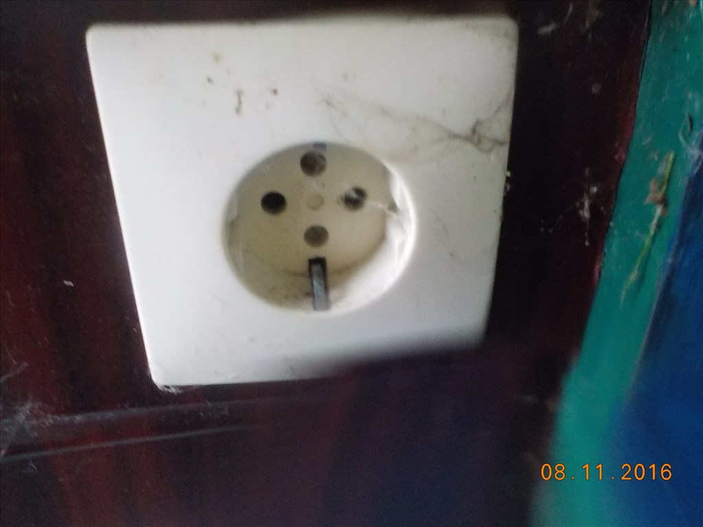 LAKÓKOCSI,FELÚJÍTÁSRA SZORULOAN PAPIROK NÉLKŰL TAPOLCÁN ELADÓ 10. kép