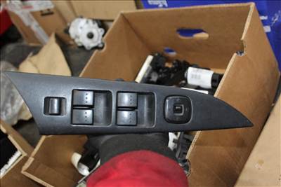 Mazda 3 2003-2009 ablakemelő kapcsoló bal (4 gombos)  03123000