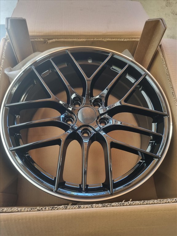  5x114.3 lyukosztású 8JJ 18" új alufelni 1. kép