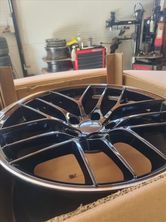  5x114.3 lyukosztású 8JJ 18" új alufelni 2. kép