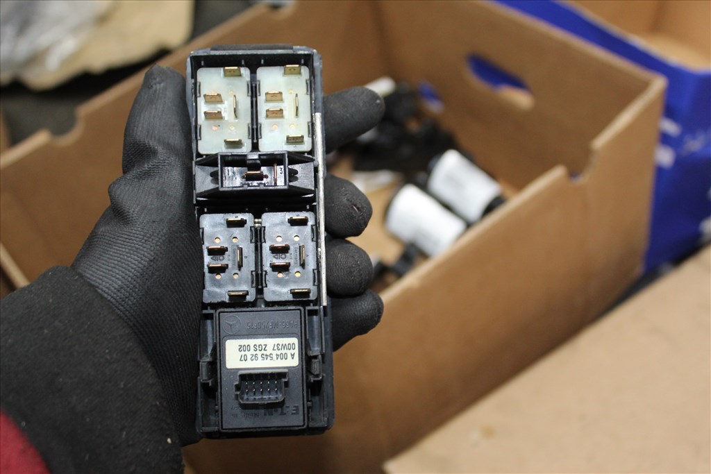 Mercedes Vito W638 ablakemelő kapcsoló bal (4 gombos)  a0045459207 2. kép