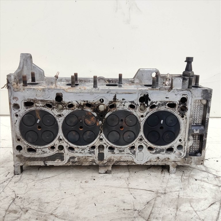 204427 Fiat Punto III., Doblo 2000-2009, Idea, Panda II. Lancia Ypsilon II. 1,3 16v hengerfej, szelepekkel, egy izzítógyertya beletörve. Alkatrésznek!!! 55188595 2. kép