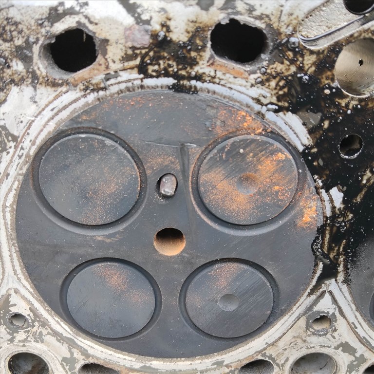 204427 Fiat Punto III., Doblo 2000-2009, Idea, Panda II. Lancia Ypsilon II. 1,3 16v hengerfej, szelepekkel, egy izzítógyertya beletörve. Alkatrésznek!!! 55188595 10. kép