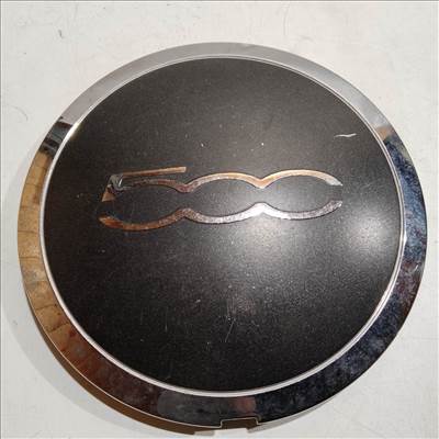 204483 Fiat 500 2007- felni közép kupak, a képen látható állapotban, egy rögzítő fül törött, rögzítő rugó nélkül!! 51884863