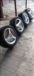 4x100 lyukosztású 15" használt alufelni, rajta 195/55 kopott Toyo Tires gumi