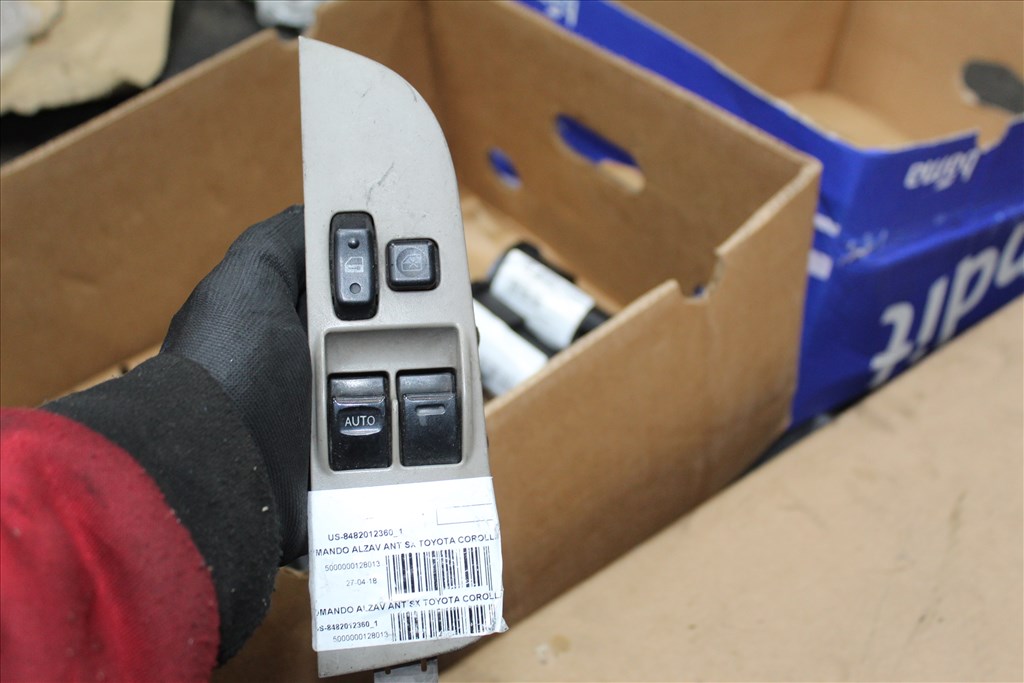 Toyota Corolla ablakemelő kapcsoló  bal (2 gombos)  8482012360 1. kép