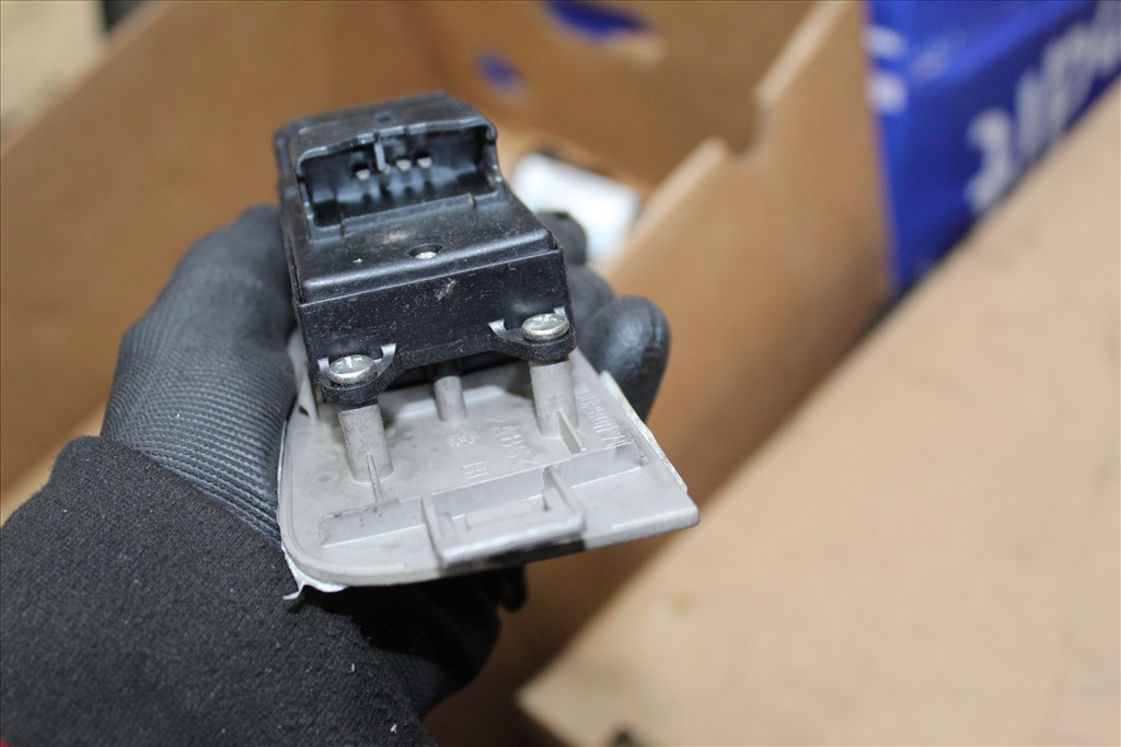 Toyota Corolla ablakemelő kapcsoló  bal (2 gombos)  8482012360 2. kép