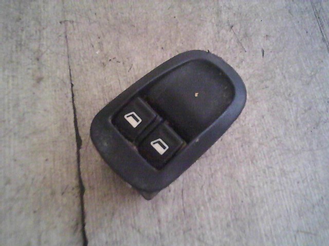 PEUGEOT 206 Bal első ablakemelő kapcsoló 1. kép