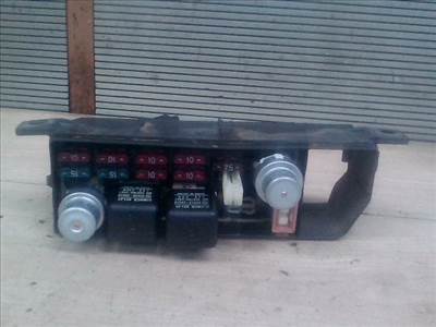TOYOTA COROLLA E80 83-87 Biztosítéktábla BCM BSI BSM SAM GEM modul Motortér