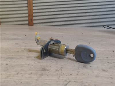 HYUNDAI COUPE 97- Csomagtérajtó dugózár