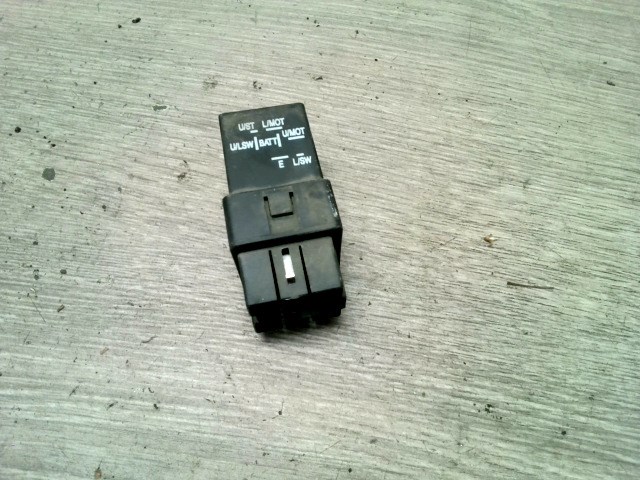 MITSUBISHI CARISMA 95.05-99.07 Relé 1. kép