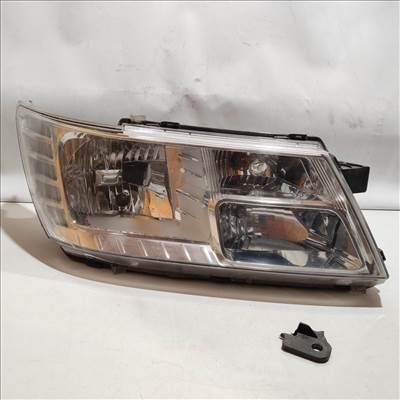 204987 Fiat Freemont jobb első fényszóró magasság állító motor nélkűl, a képen látható sérüléssel 05067788ad