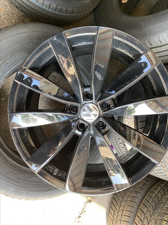 Volkswagen "LUGANO" Black Edition gyári 8X19-es 5X112-es ET41-es könnyűfém felni 4. kép