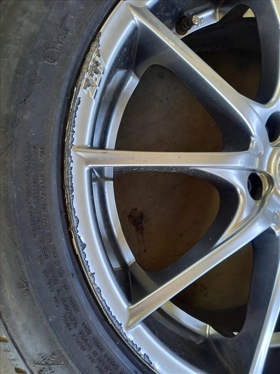 Dacia Duster 5x114.3-as 8x18" haszn Aez alufelni, 225/55 használt Sunny téli gumi sxx2 4. kép