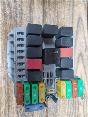 Iveco Daily (5th gen) külső biztosíték panel  69501171