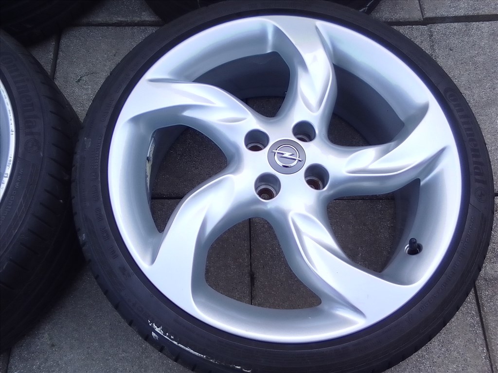 18" gyári Opel Adam alufelni, rajta 225/35 Continental Sport Contact5 nyári gumi szenzorral 2. kép