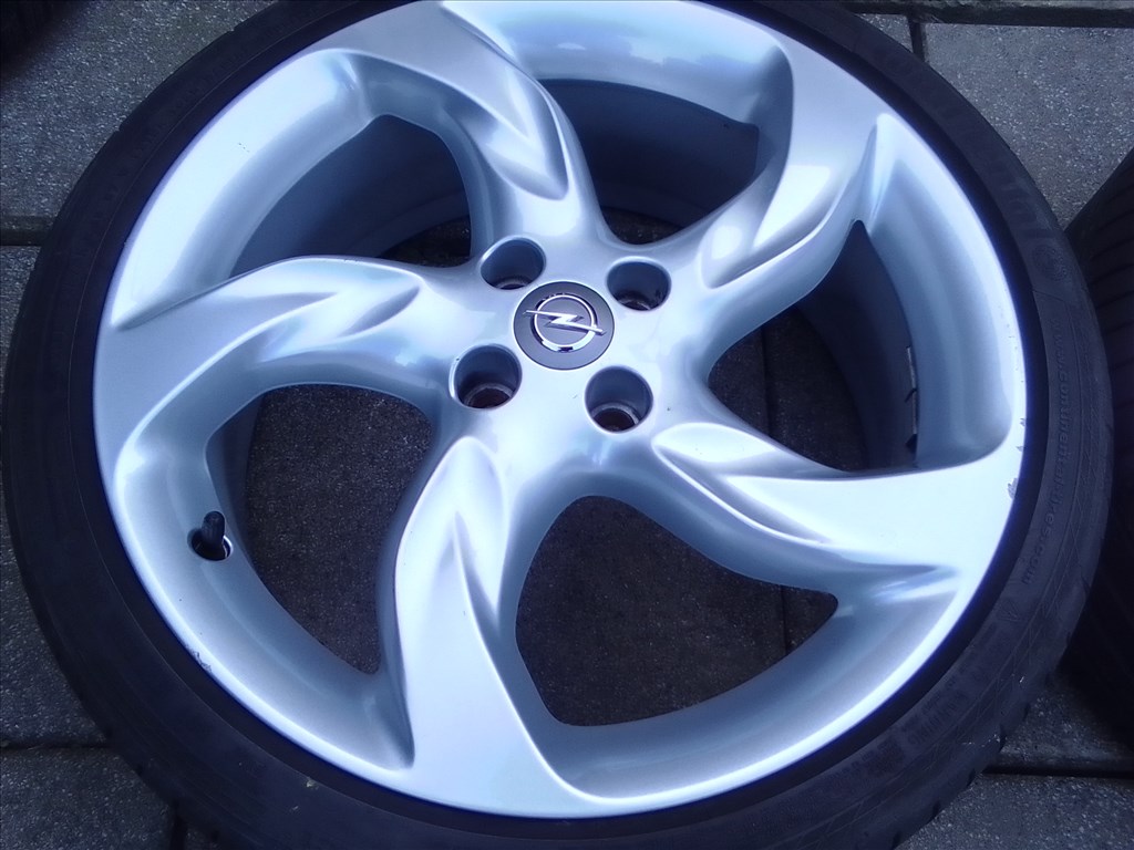 18" gyári Opel Adam alufelni, rajta 225/35 Continental Sport Contact5 nyári gumi szenzorral 4. kép