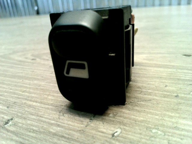 PEUGEOT PARTNER 02- Jobb első ablakemelő kapcsoló 1. kép