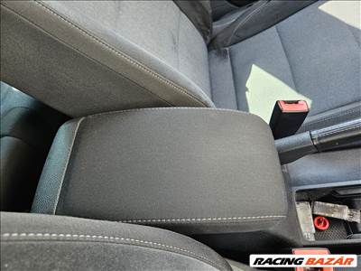 Volkswagen Golf V könyöklő, hátsó szellőző, hátsó pohartartó 