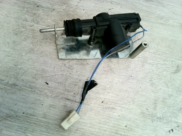 OPEL CORSA B 93-00 Csomagtérajtó központi zár motor 1. kép