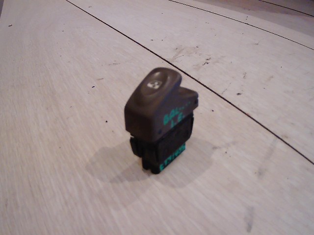 RENAULT TWINGO 93-98 Jobb első ablakemelő kapcsoló 1. kép