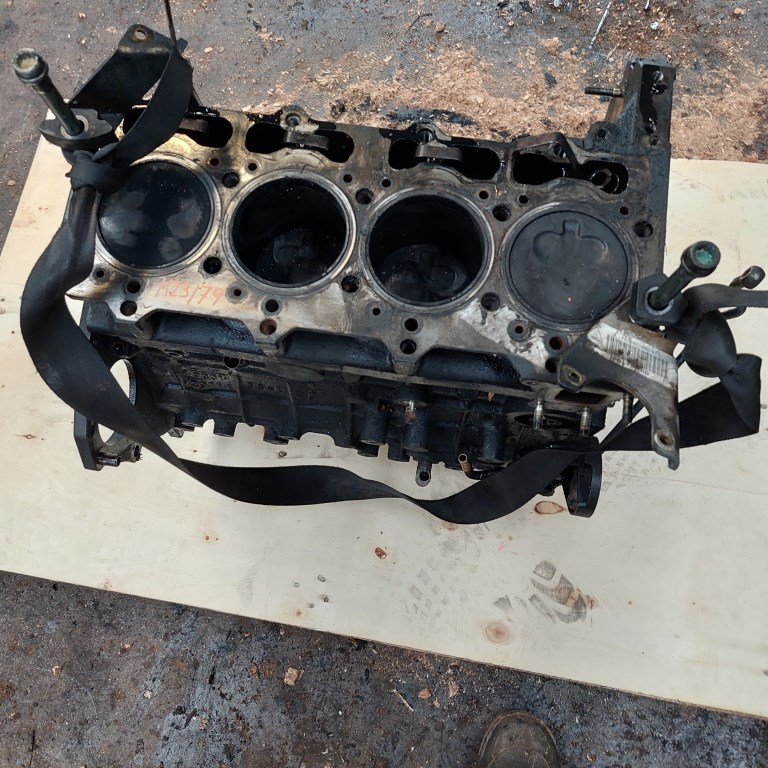 CHRYSLER VOYAGER 01.03-05.01 Motor, diesel fűzött blokk hengerfej nélkül 1. kép