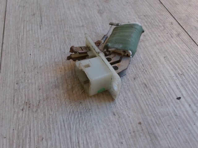 OPEL ASTRA F 94-02 Fűtőmotor előtét ellenállás  1. kép