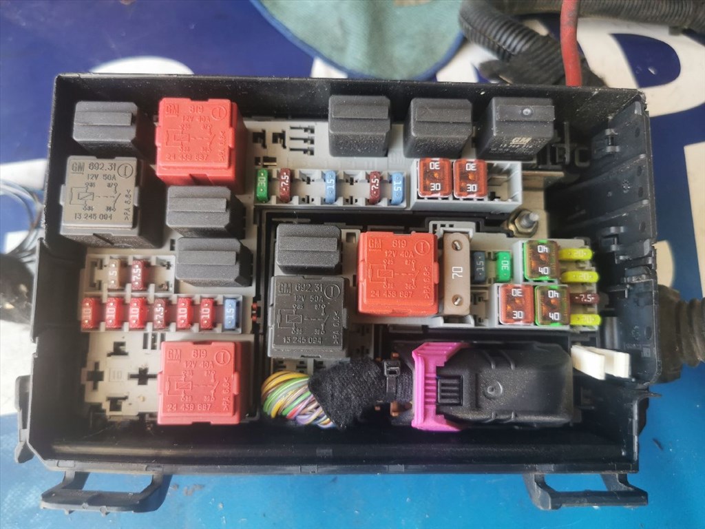 Opel Corsa D 1.3 CDTI OPEL CORSA D Biztosítéktábla Motortér  13299202 13246936 1. kép