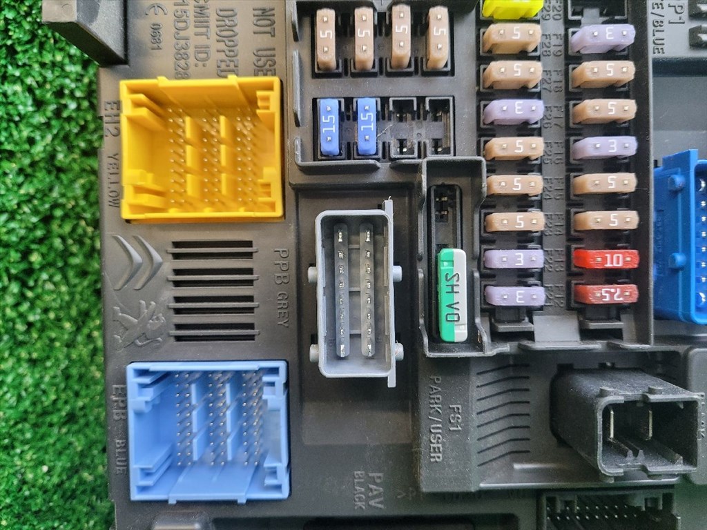 CITROËN C3 III Biztosítéktábla Utastér 9819851280 981985128001 4. kép