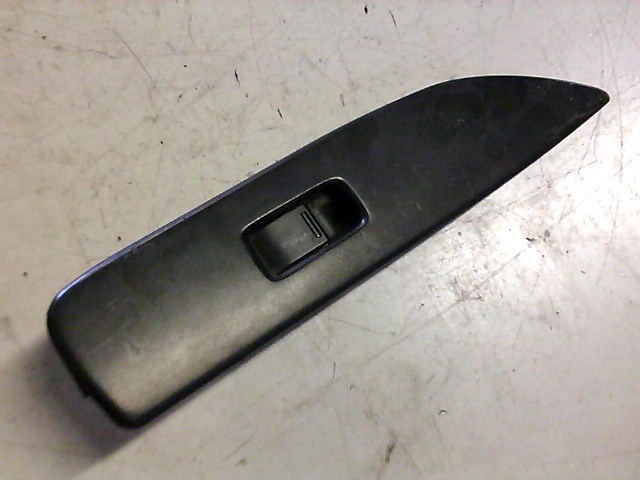 SUZUKI SWIFT 96-05 JOBB ELSŐ ABLAKEMELŐ KAPCSOLÓ   1. kép