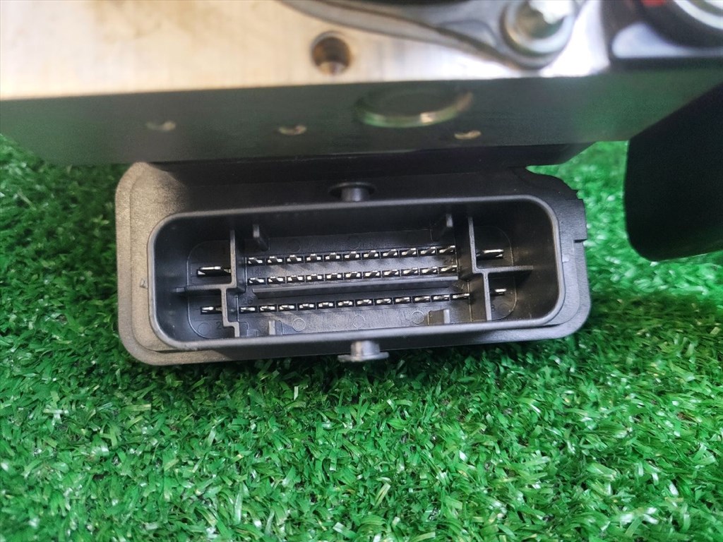 SUZUKI S-CROSS ABS Kocka 5611063TA0 5. kép