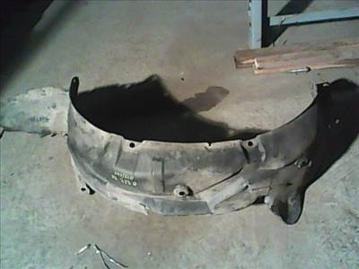 MAZDA 323 98-01 Jobb első kerékjárati dobbetét 