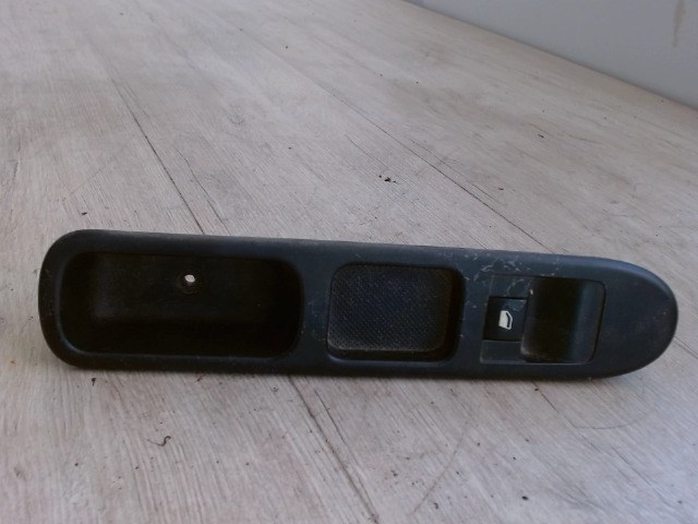 PEUGEOT 307 01-05 Jobb első ablakemelő kapcsoló 1. kép