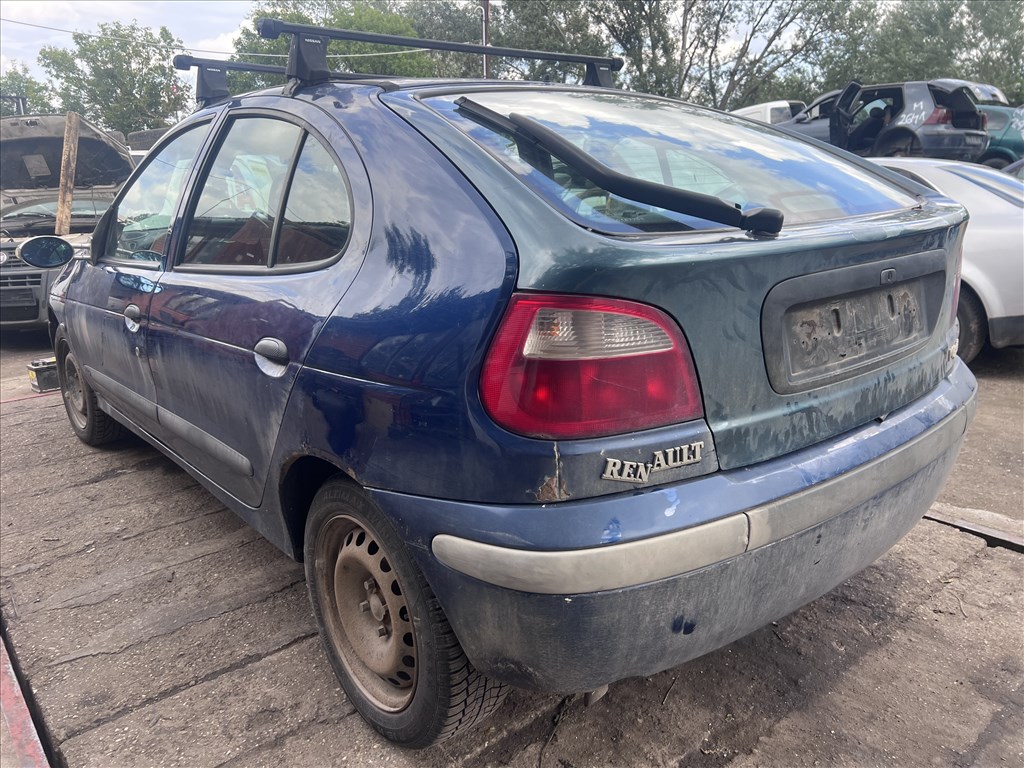 Renault Mégane I 1.4i bontott alkatrészei 2. kép