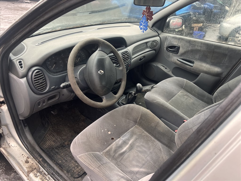 Renault Mégane I 1.4i bontott alkatrészei 3. kép
