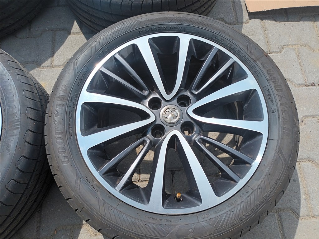 Opel crossland x 17" használt (gyári felni) alufelni, rajta 215/50 újszerű Goodyear nyári gumi gumi  2. kép