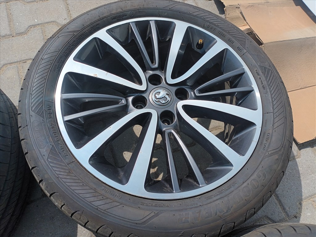 Opel crossland x 17" használt (gyári felni) alufelni, rajta 215/50 újszerű Goodyear nyári gumi gumi  5. kép