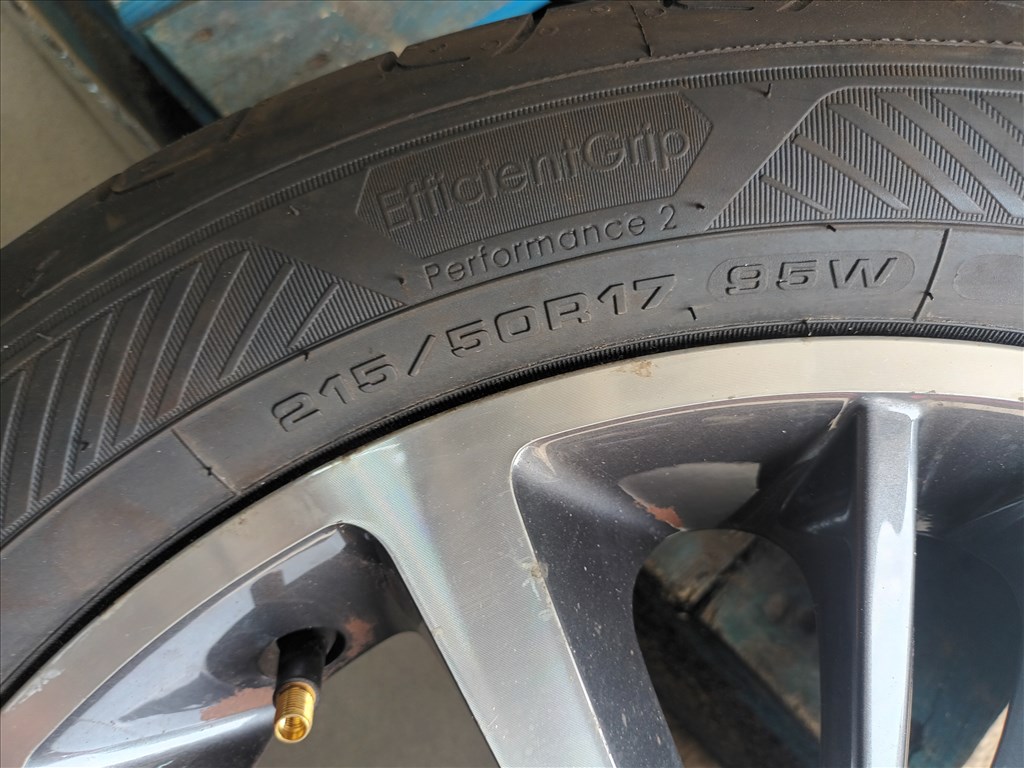 Opel crossland x 17" használt (gyári felni) alufelni, rajta 215/50 újszerű Goodyear nyári gumi gumi  7. kép