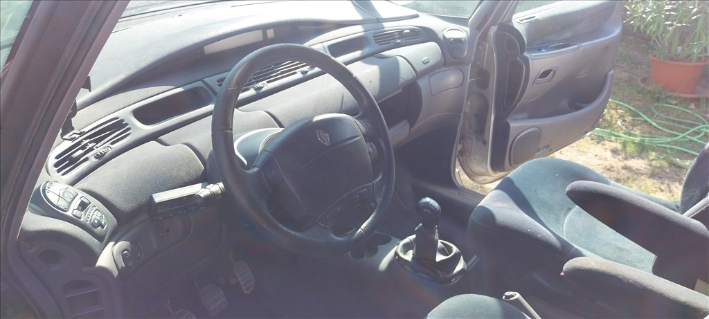 Renault Espace III bontott alkatrészei 8. kép