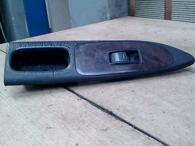 TOYOTA AVENSIS 01-03 Jobb első ablakemelő kapcsoló 1. kép