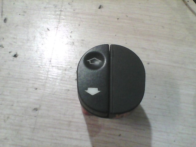 FORD FIESTA 05-08 Jobb első ablakemelő kapcsoló 1. kép