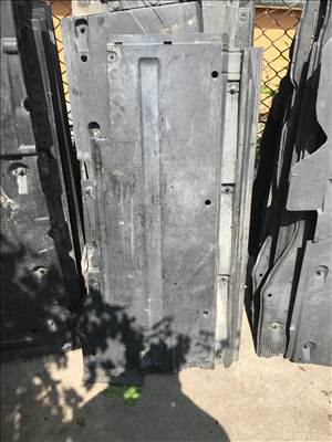Audi A5 (B8 - 8T) padlólemez takaró / BAL 8k0825207b