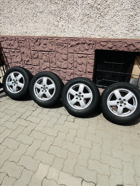  Skoda 5x100 lyukosztású 15" használt alufelni, rajta 195/65 újszerű Toyo Tires téli gumi gumi  1. kép